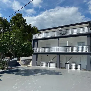 apartmani-anita-starigrad-paklenica.hotelinzadar.com/